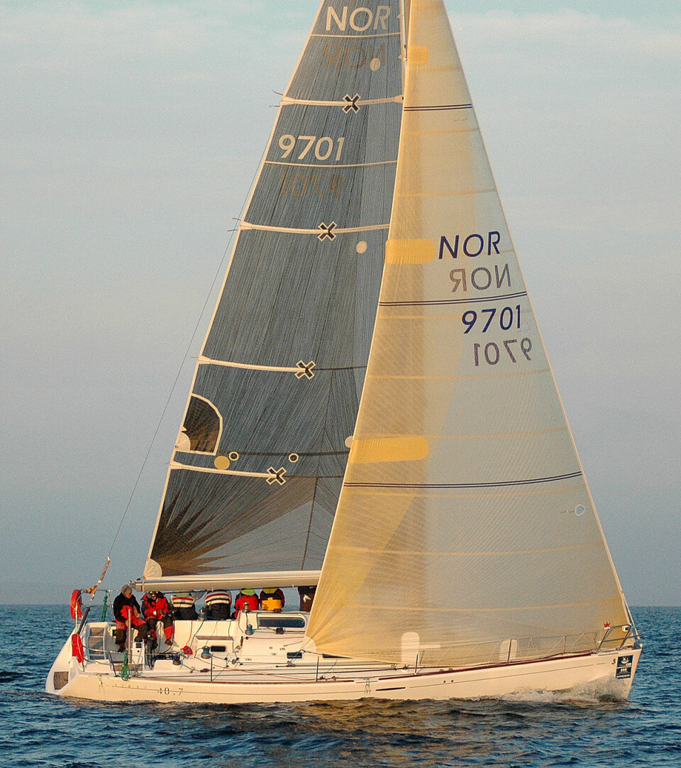 GENUA: First 40.7 er en typisk IMS-båt med rett baug, brøkdelsrigg og genua.