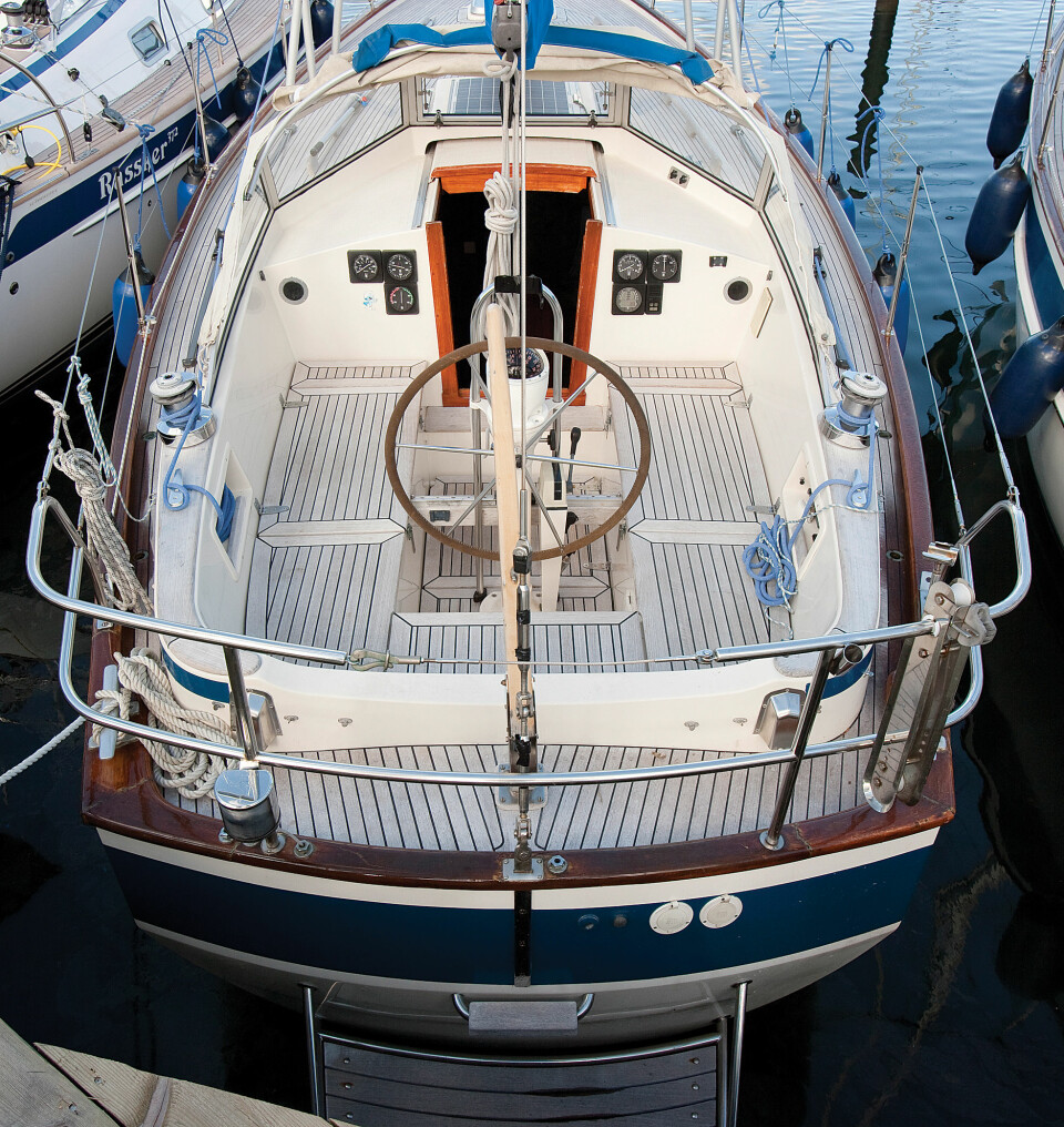 COCKPIT: Trang, dyp og trygg. 31-foteren er bygget for en norsk sommer og tar vare på mannskapet.