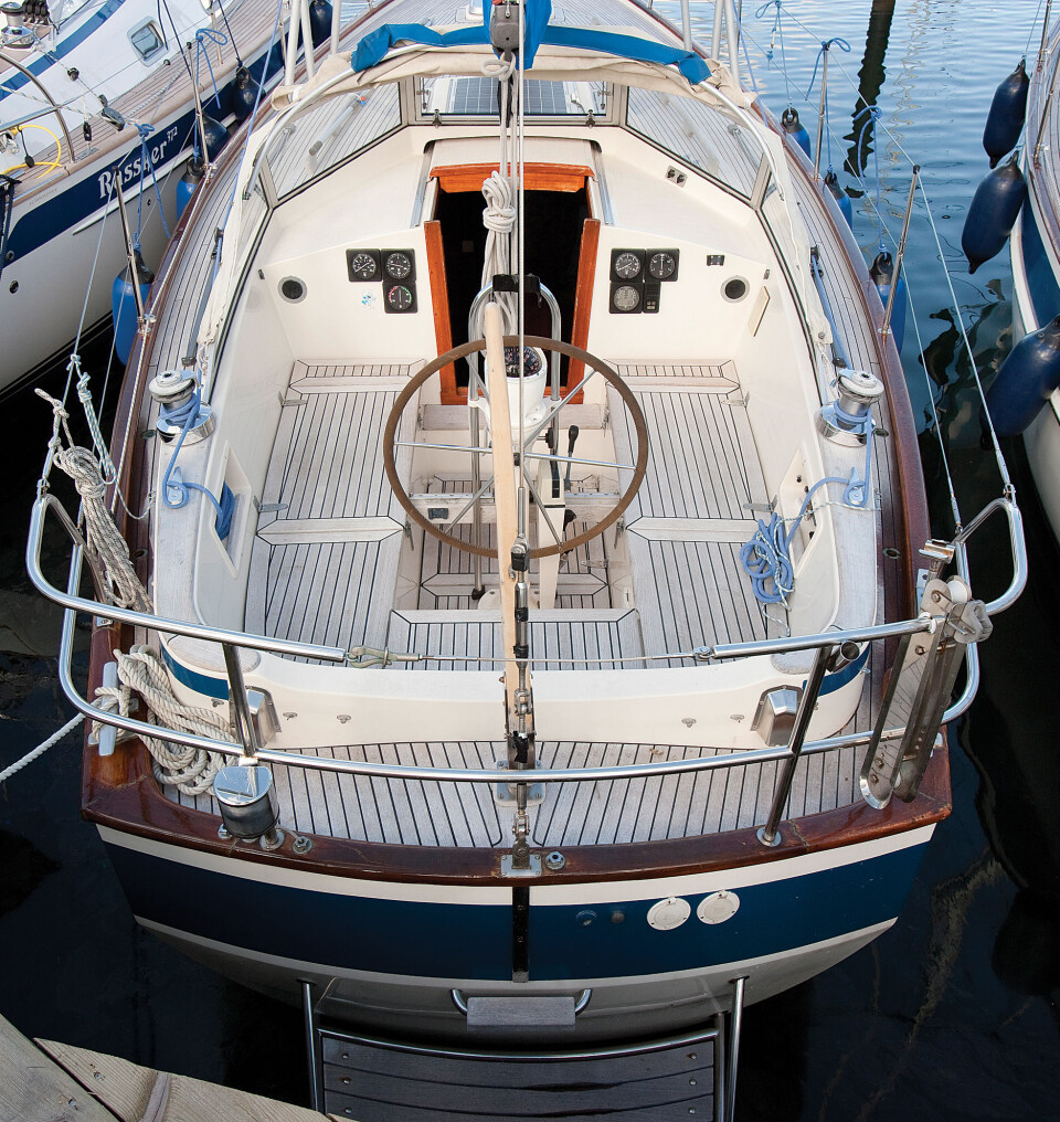 COCKPIT: Trang, dyp og trygg. 31-foteren er bygget for en norsk sommer og tar vare på mannskapet. COCKPIT: Trang, dyp og trygg. 31-foteren er bygget for en norsk sommer og tar vare på mannskapet.