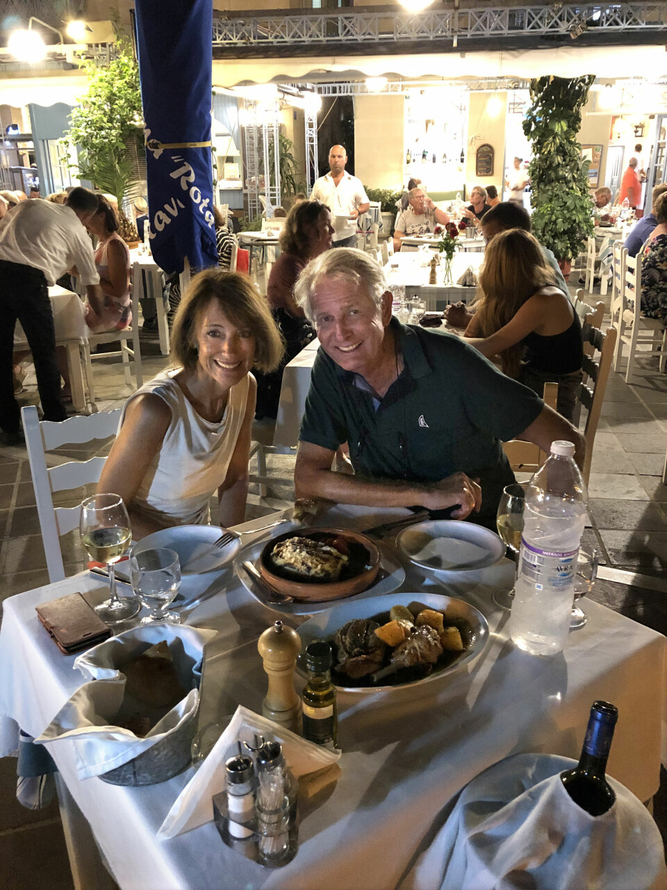 LANDLOV: Skipper Svein Lindbak og samboer Kristin Haugen på restaurant i Poros by, Hellas.
