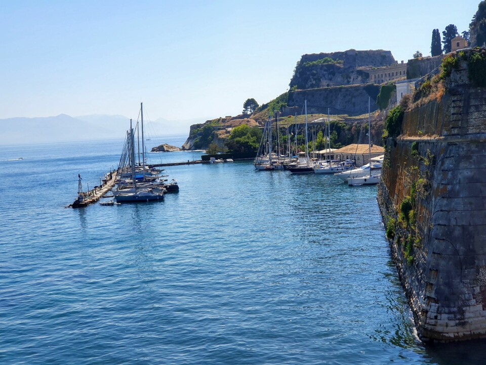 VAKKER: Korfu by er en vakker «italiensk» by som det er hyggelig å besøke på tross av mange turister.