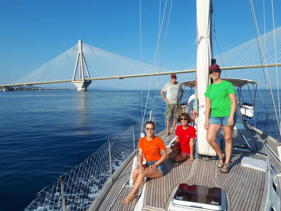 HELLAS: Hengebroen mellom Peloppones og fastlandet i Hellas. Fra venstre Mari Haugen Smistad, skipper Svein Lindbak, Kristin Haugen og Marit Lønning.