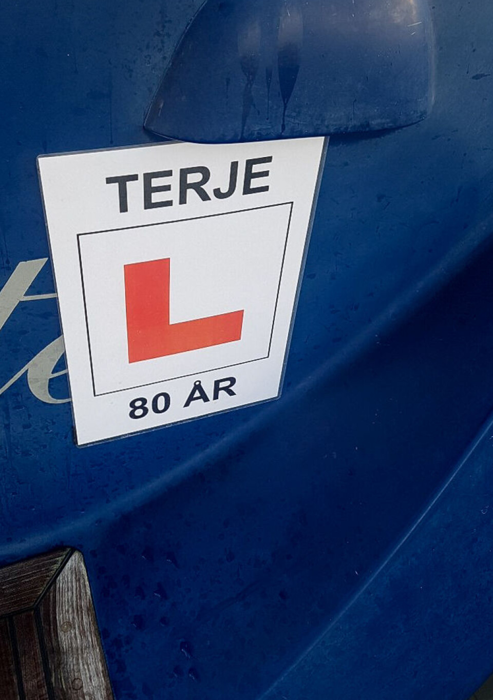L: Øvelseskjøring-L på akterspeilet sørget for oppmerksomhet til Terje både på 75- og 80-årsdagen.