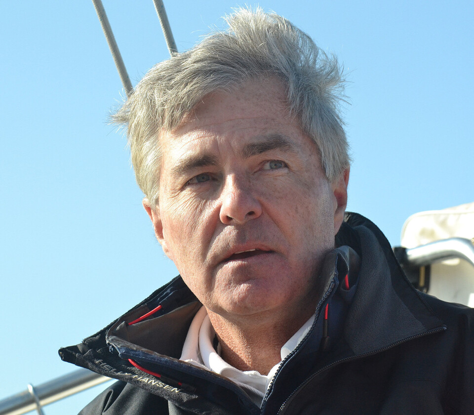 KURS: Ambassadør Kenneth J. Braithwaite fant seg godt til rette i redaktørens båt. KURS: Ambassadør Kenneth J. Braithwaite fant seg godt til rette i redaktørens båt.