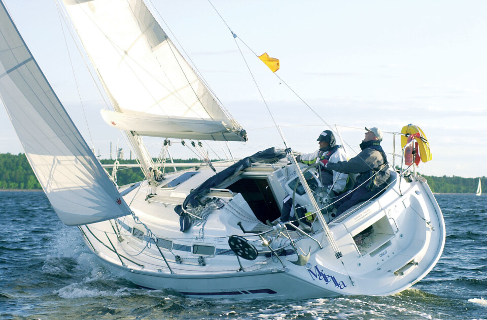 SKROGSTABILITET: I Bavaria 32 baseres mye av stabiliteten i skrogets volum. Kjølvekten er beskjeden. Seilarealet er harmonisert til dette, noe som gjør det litt snaut i lite vind. SKROGSTABILITET: I Bavaria 32 baseres mye av stabiliteten i skrogets volum. Kjølvekten er beskjeden. Seilarealet er harmonisert til dette, noe som gjør det litt snaut i lite vind.
