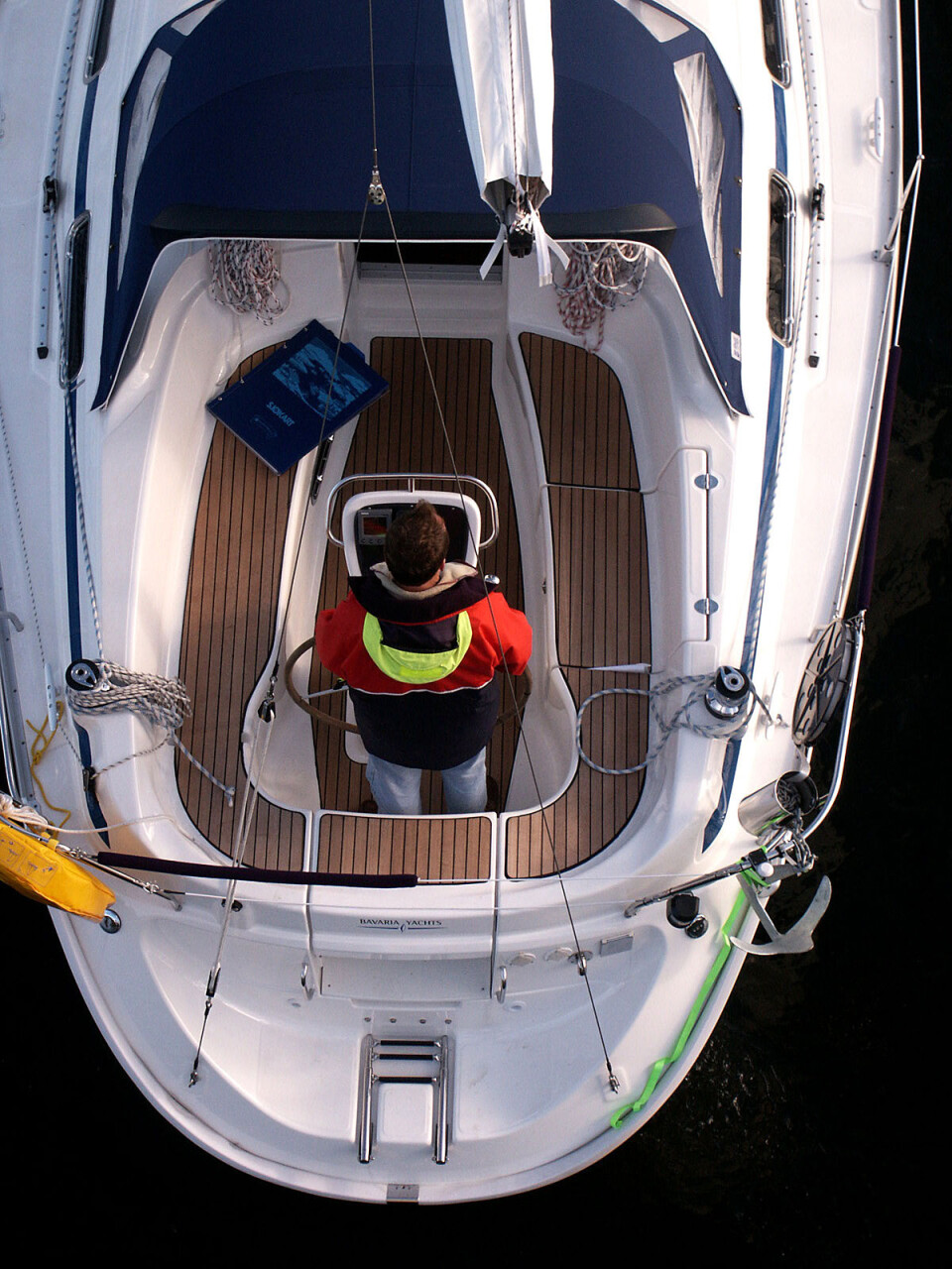 COCKPIT: Cockpiten fungerer aller best i havn og for mannskapet under seilas. Rormannen har ingen fullgod sitteplass hvorfra han kan styre og ha full oversikt. Teak i cockpiten er standard, men det er kun teakfinér med 6-7 mm teak-yte som er limt på. COCKPIT: Cockpiten fungerer aller best i havn og for mannskapet under seilas. Rormannen har ingen fullgod sitteplass hvorfra han kan styre og ha full oversikt. Teak i cockpiten er standard, men det er kun teakfinér med 6-7 mm teak-yte som er limt på.