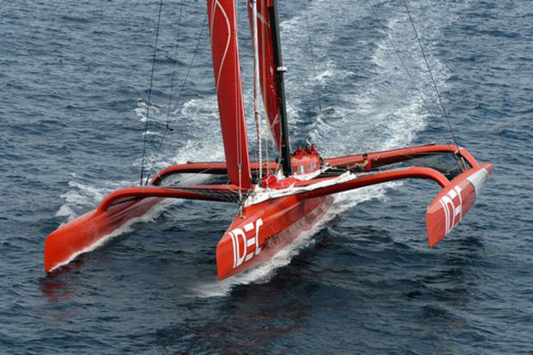REKORD: 103 fot lange «Idec» har også seilt jorden rundt tidligere. Båten er den samme som «Groupama» som Franck Cammas satte rekord med i 2010, da med 48 d, 7t, 44 m. REKORD: 103 fot lange «Idec» har også seilt jorden rundt tidligere. Båten er den samme som «Groupama» som Franck Cammas satte rekord med i 2010, da med 48 d, 7t, 44 m.