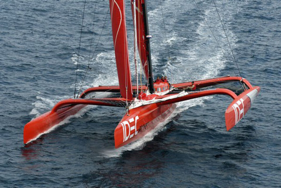 REKORD: 103 fot lange «Idec» har også seilt jorden rundt tidligere. Båten er den samme som «Groupama» som Franck Cammas satte rekord med i 2010, da med 48 d, 7t, 44 m.