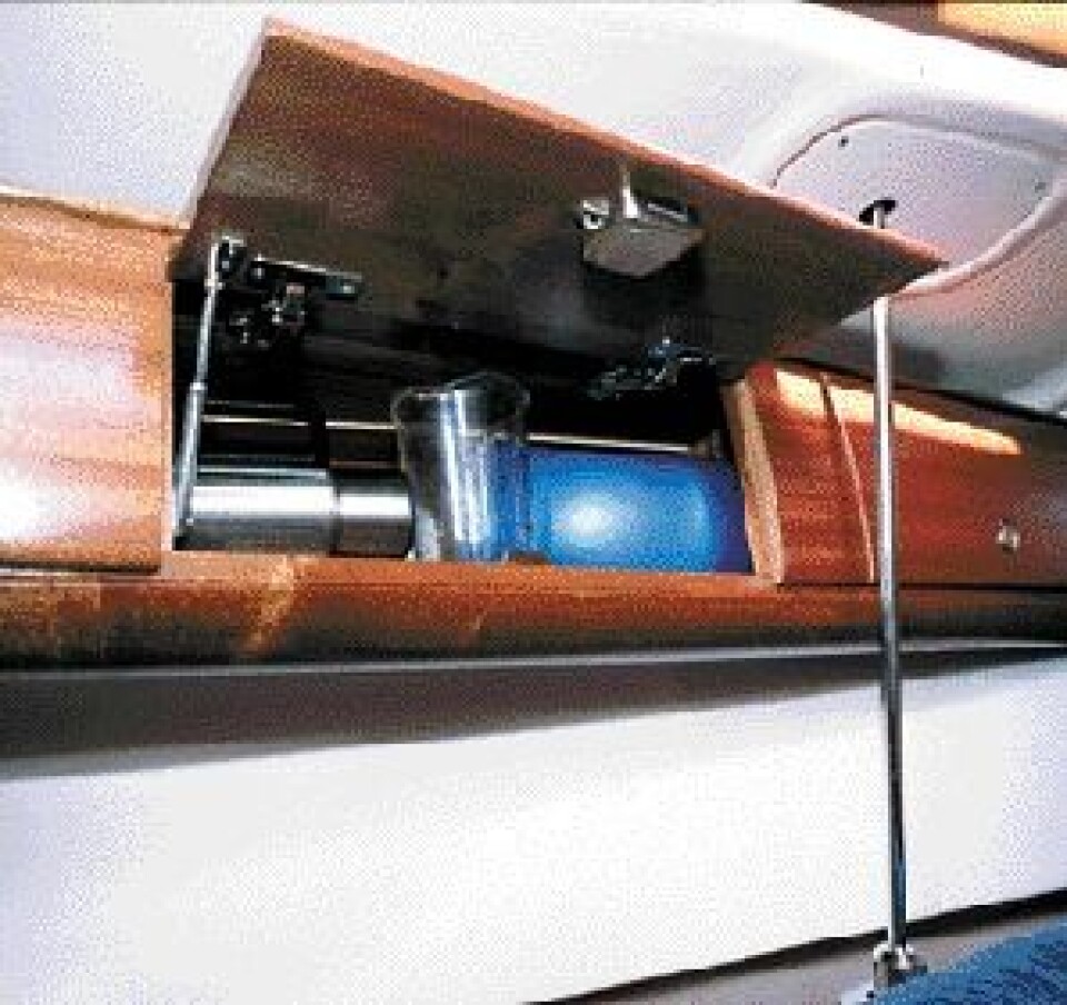 SKAP: Langs hele skrogsiden har Bavaria 32 elegante skap, men når lukene er hengslet i overkant og skapene er uten slingrekant er de uhensiktsmessige når båten krenger. SKAP: Langs hele skrogsiden har Bavaria 32 elegante skap, men når lukene er hengslet i overkant og skapene er uten slingrekant er de uhensiktsmessige når båten krenger.