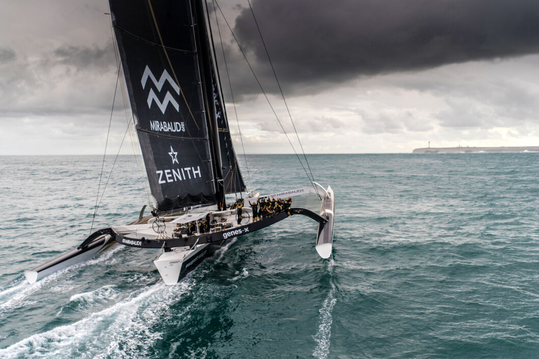 USHANT: Den 40 meter lange trimaranen, nå med navnet«Spindrift», klarte ikke å slå egen rekord til tross for moderniseringer. Båten hadde en snittfart på 25,35 knop over 28 875 n mil, men det holdt ikke. USHANT: Den 40 meter lange trimaranen, nå med navnet«Spindrift», klarte ikke å slå egen rekord til tross for moderniseringer. Båten hadde en snittfart på 25,35 knop over 28 875 n mil, men det holdt ikke.