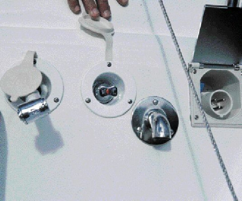 KRANER: I akterspeilet er det elegant innfelt dusj og -kraner. Dekselet over el-inntaket holder imidlertid ikke tett mot bølger. KRANER: I akterspeilet er det elegant innfelt dusj og -kraner. Dekselet over el-inntaket holder imidlertid ikke tett mot bølger.