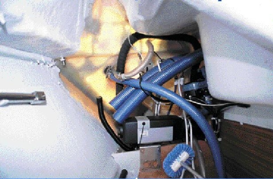 BAK KULISSENE: Slangene som ender over varmeapparatet kommer fra to plastventiler under setet bak pidestallen. De har ingen svanehals og kan ikke stenges. Får du en kraftig sjø aktenifra kan noe av vannet finne veien inn her og dyrt utstyr bli ... BAK KULISSENE: Slangene som ender over varmeapparatet kommer fra to plastventiler under setet bak pidestallen. De har ingen svanehals og kan ikke stenges. Får du en kraftig sjø aktenifra kan noe av vannet finne veien inn her og dyrt utstyr bli ...