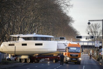 TRANSPORT: Katamaraner er krevende å transporteres på land, men veien fra elven til utstillingslokalet er kort. TRANSPORT: Katamaraner er krevende å transporteres på land, men veien fra elven til utstillingslokalet er kort.