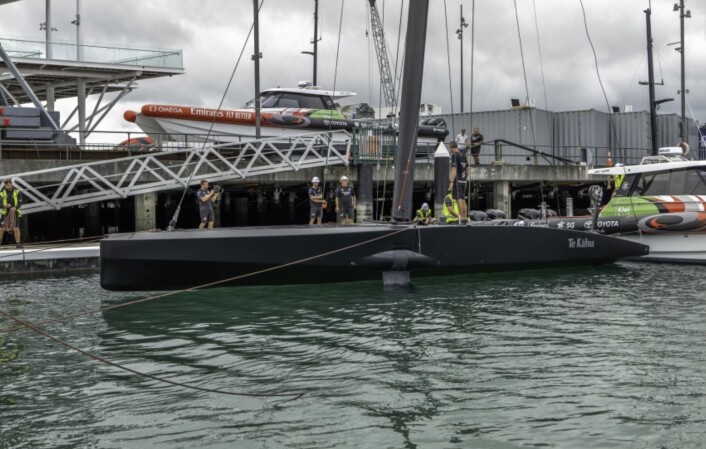 SJØSATT: Den lille treningsbåten vil gi erfaringer for utvikling av 75-foteren som laget skal bruke for å forsvare America's Cup. SJØSATT: Den lille treningsbåten vil gi erfaringer for utvikling av 75-foteren som laget skal bruke for å forsvare America's Cup.