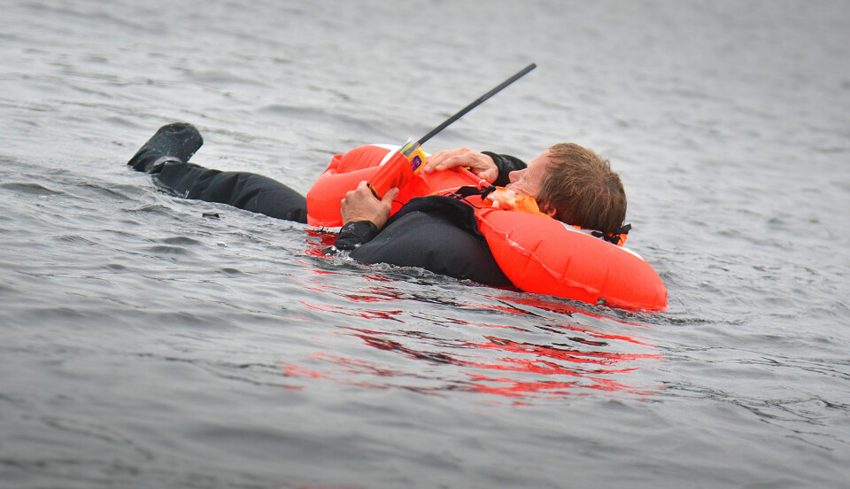 ERFARING: Sigmund Hertzberg hoppet villig i sjøen for å teste. Han er yrkessjømann i Nordsjøen.