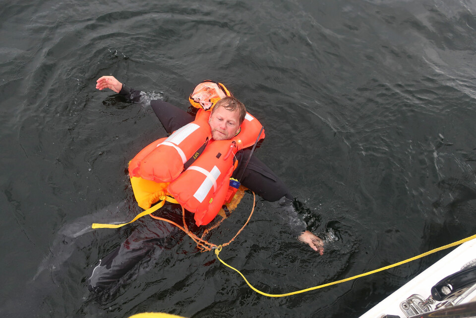ERFARING: Sigmund Hertzberg hoppet villig i sjøen for å teste. Han er yrkessjømann i Nordsjøen.