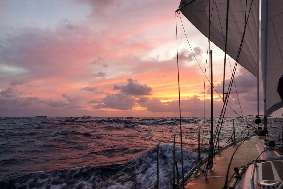 KVELD: Eli Husum og Hans Jakob Valderhaug seilte gjennom 21 vakre solnedganger til Martinique i Karibia.