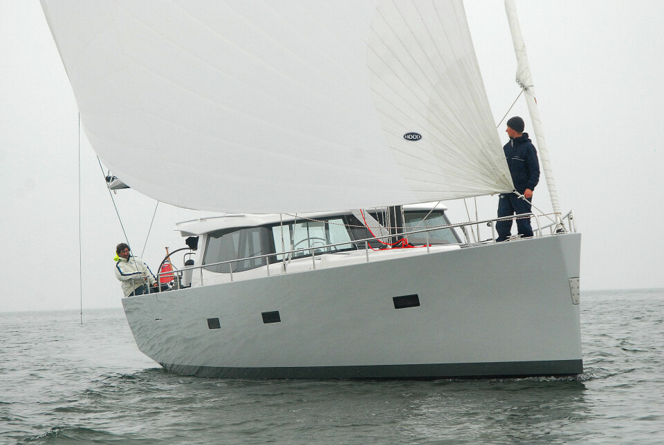 GENNAKER: Båten krever mer duk på slør og lens i lett vind, og glir bra med en gennaker.