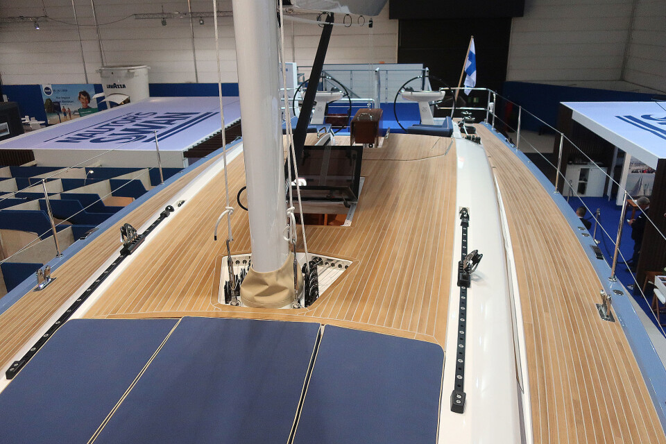 TEAK: Liner er før under dekk, også genuaskjøtet. Madrassen ligger nedsenket i dekk, og søkket er også for skinne for selvslånde fokk. TEAK: Liner er før under dekk, også genuaskjøtet. Madrassen ligger nedsenket i dekk, og søkket er også for skinne for selvslånde fokk.