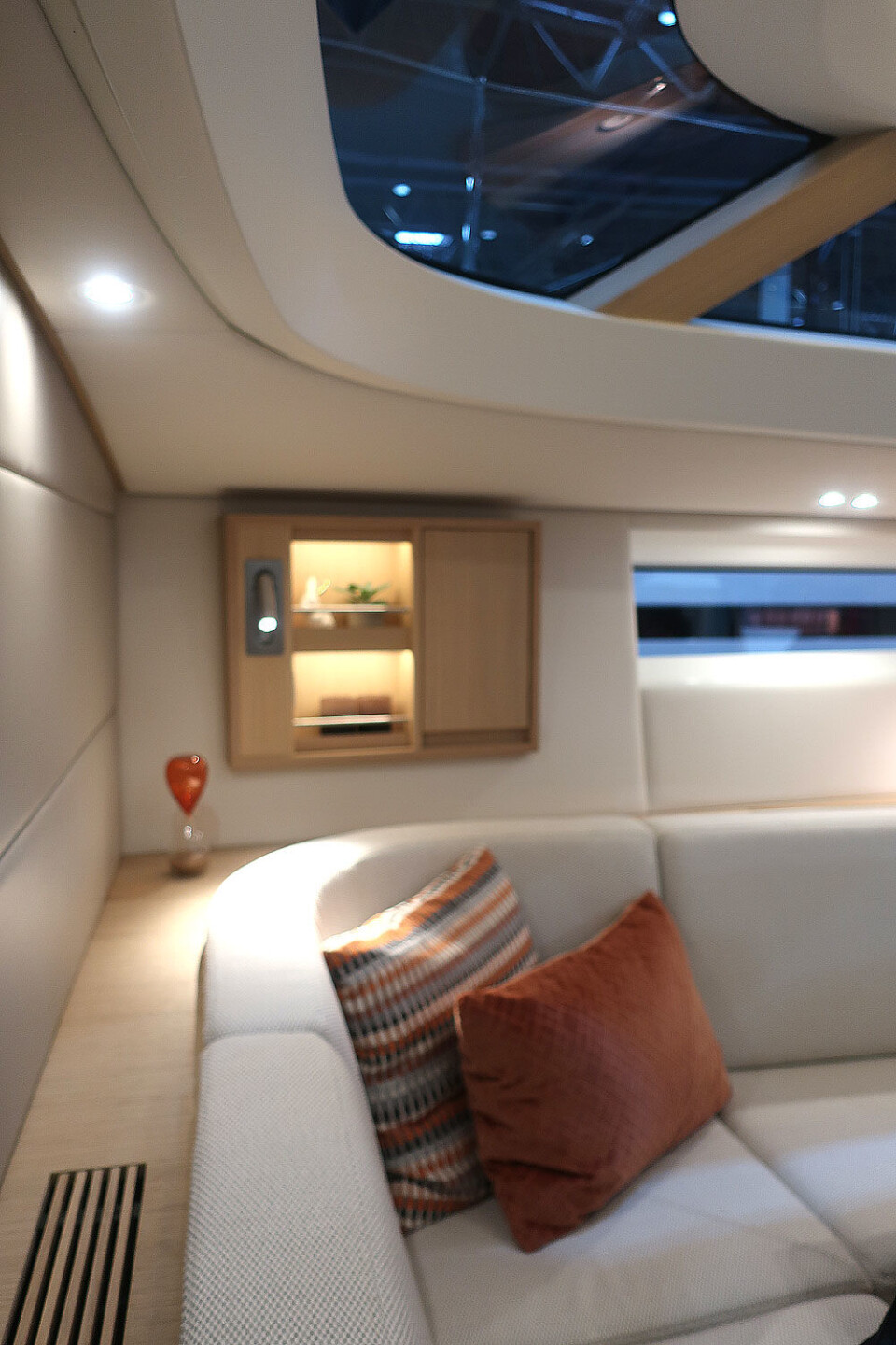 DESIGN: Buen i sofaen har samme radius som buen i overbygget. DESIGN: Buen i sofaen har samme radius som buen i overbygget.