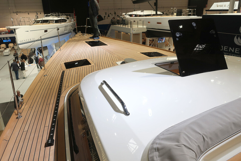 TEAK: Contest 55 CS har et herlig fordekk. TEAK: Contest 55 CS har et herlig fordekk.