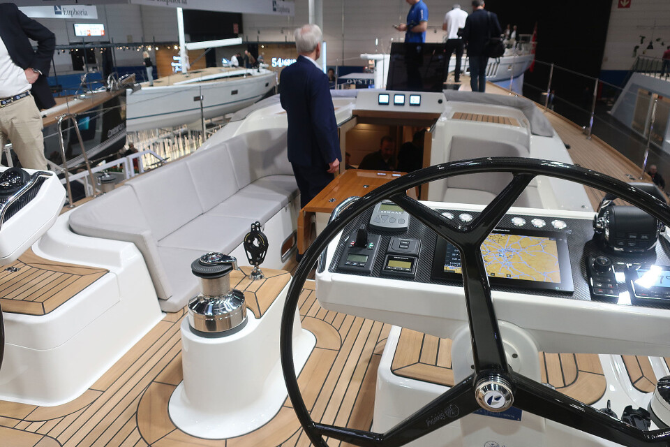 COCKPIT: Arbeidet skjer bak, og litt ubeskyttet. Contest 55 CS er en godværsbåt. COCKPIT: Arbeidet skjer bak, og litt ubeskyttet. Contest 55 CS er en godværsbåt.