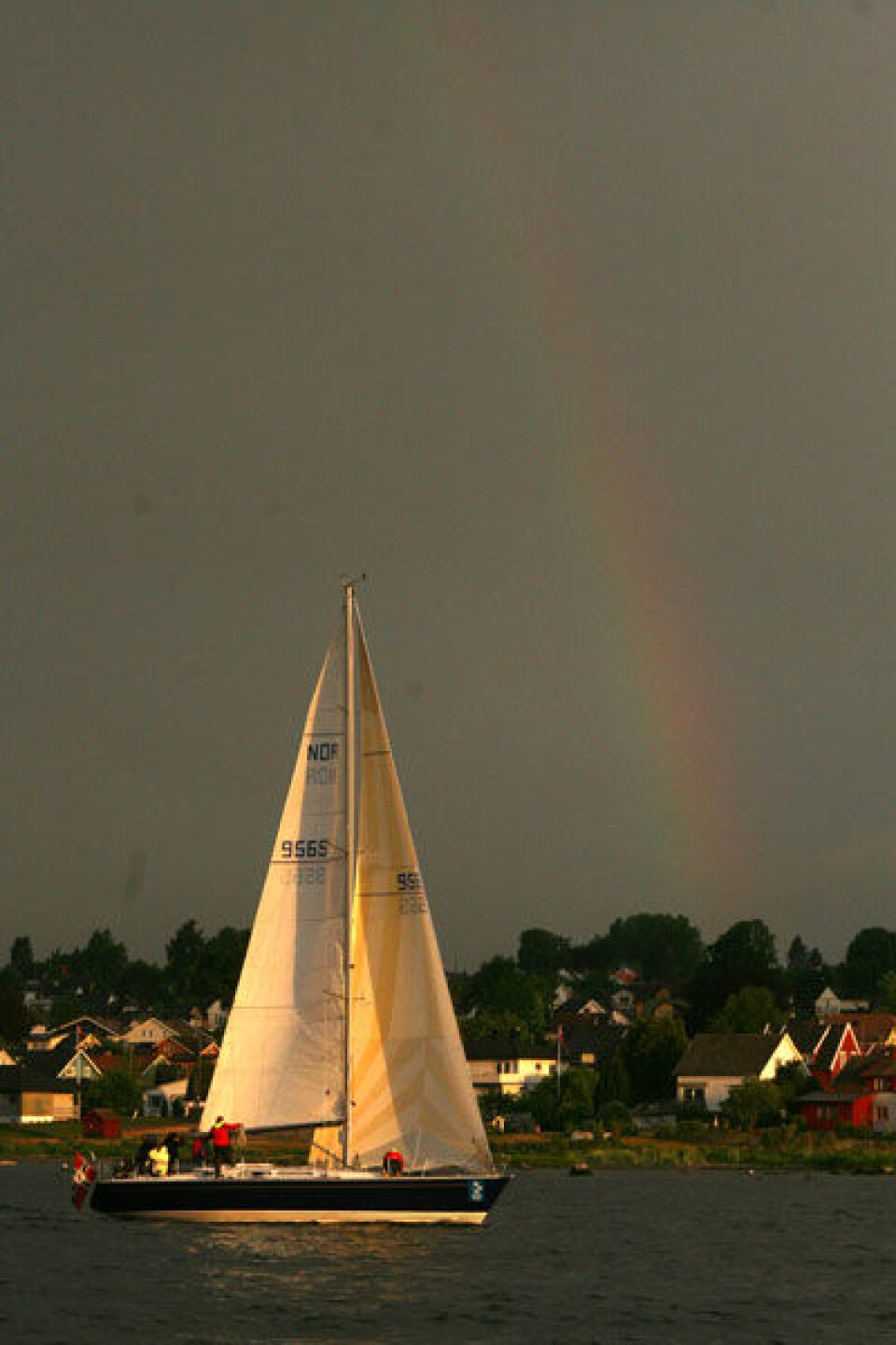 Seiler inn i soloppgangen