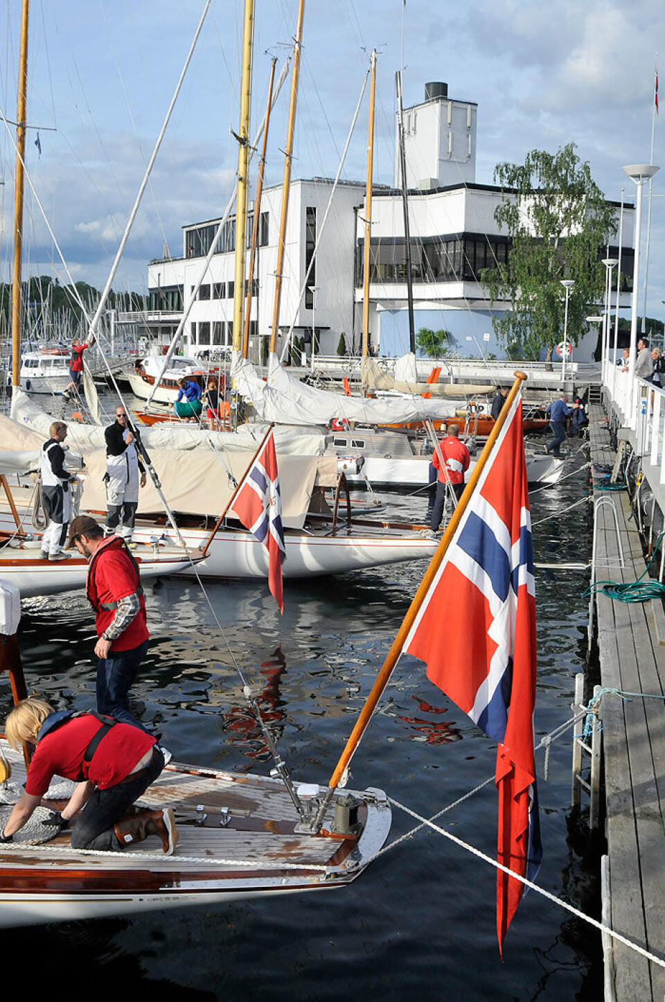 KNS med værstasjon på Dronningen