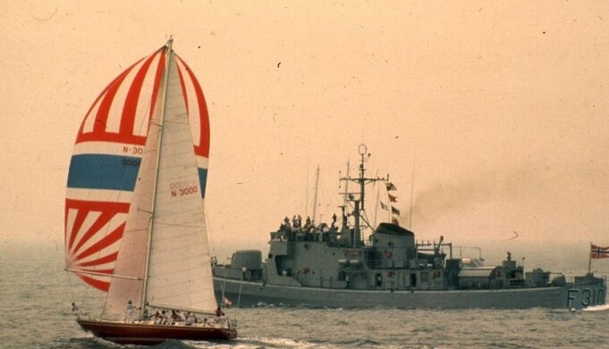 «Berge Viking» eskorteres av norsk marinefartøy etter starten i 1981 «Berge Viking» eskorteres av norsk marinefartøy etter starten i 1981