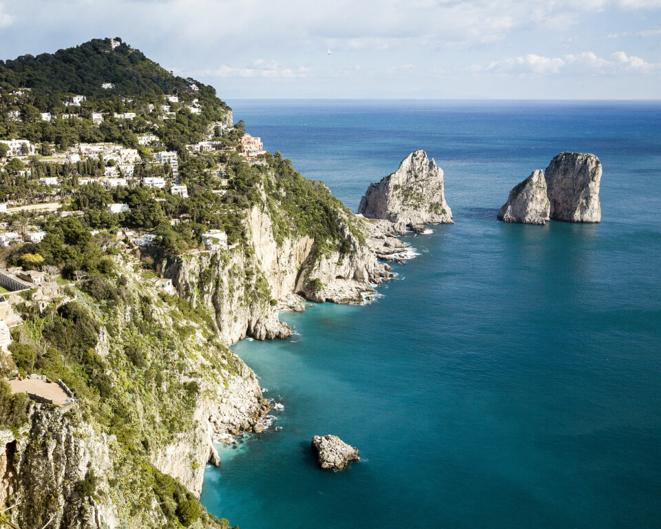 SIRENENES SANG: Klippene ved Capri hvor de berømte sirenene prøve å lokke Ulysses til forlis med sang. På hitsiden av klippene går det an å ankre.