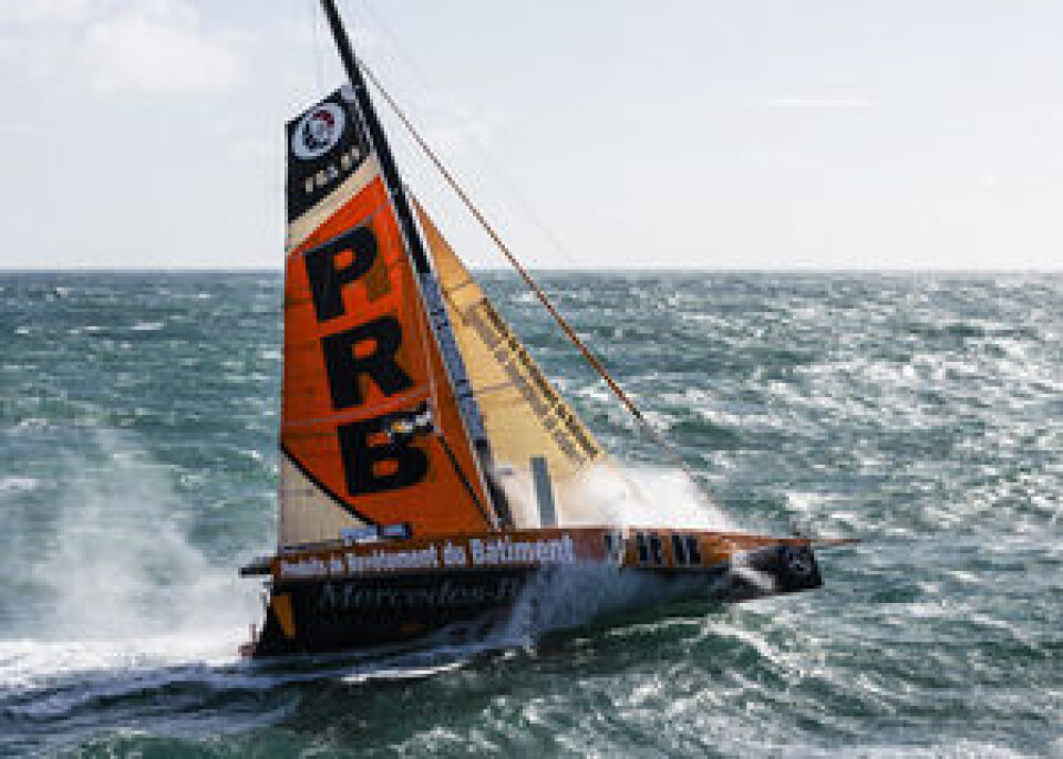FALLER: Vincent Riou har imponert så langt, men har bare seilt 443 nm siste døgn, 1,5 knop tregere i snitt enn Thomson.