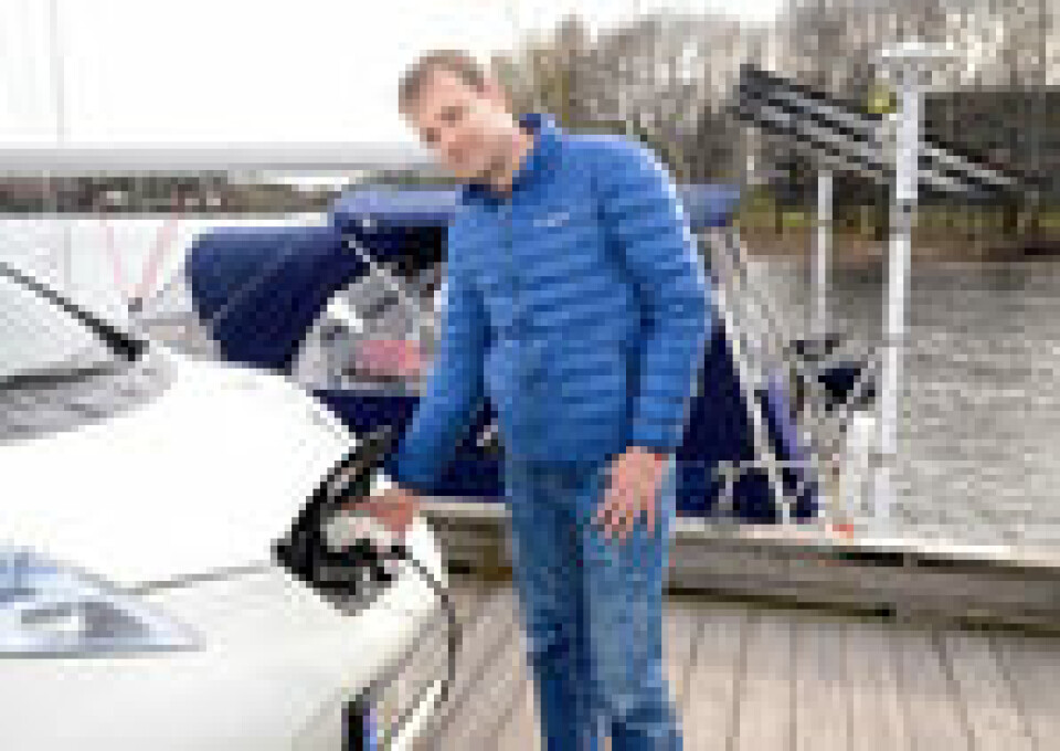 SMART: Trond Arvid Røsvik har utviklet et avansert elektrisk system i båten, basert på erfaringer fra hva han har gjort med solcellepanel hjemme.