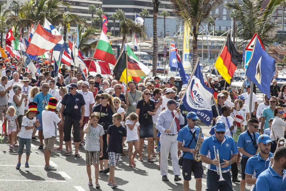 ÅPNING: Flaggparade langs bryggeanlegget i Las Palmas åpnet ARC som arrangeres for 31. gang