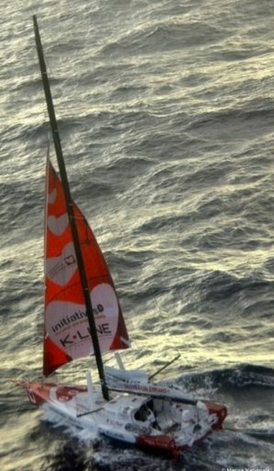 5KNOP: Tanguy De Lamotte seilet med skadet rigg til Kapp Verde for å reparere. Det er nå gitt opp.
