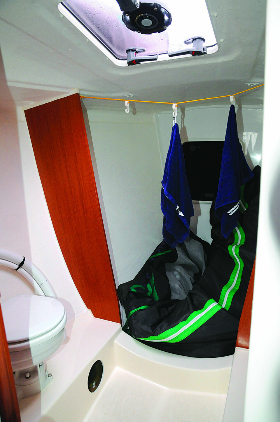 WC: Badet er et skikkelig våtrom med plass til seil og utstyr.