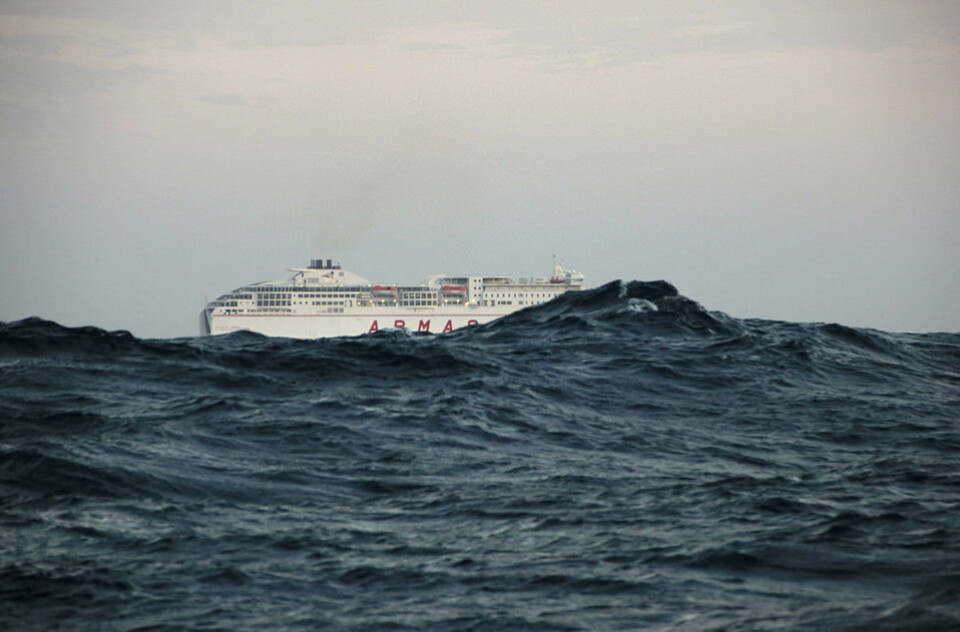 Frihet: Selv gigantiske cruiseskip blir små på Atlanterhavet. Mannskapet om bord i «Kristine» ble passert av «Freedom».