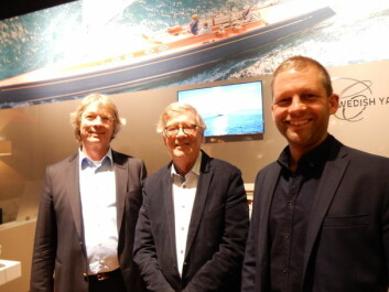 SWEDE68: Classic Swedish Yachts eier Michael Wolff, konstrukt&oslash;r H&aring;kan S&ouml;dergren og b&aring;tbygger Daniel Gustafsson foran tegning av Swede 68 som settes i produksjon