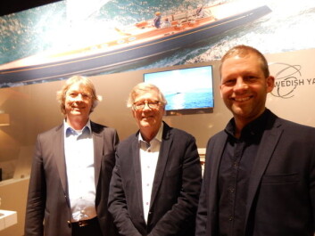 SWEDE68: Classic Swedish Yachts eier Michael Wolff, konstruktør Håkan Södergren og båtbygger Daniel Gustafsson foran tegning av Swede 68 som settes i produksjon SWEDE68: Classic Swedish Yachts eier Michael Wolff, konstruktør Håkan Södergren og båtbygger Daniel Gustafsson foran tegning av Swede 68 som settes i produksjon