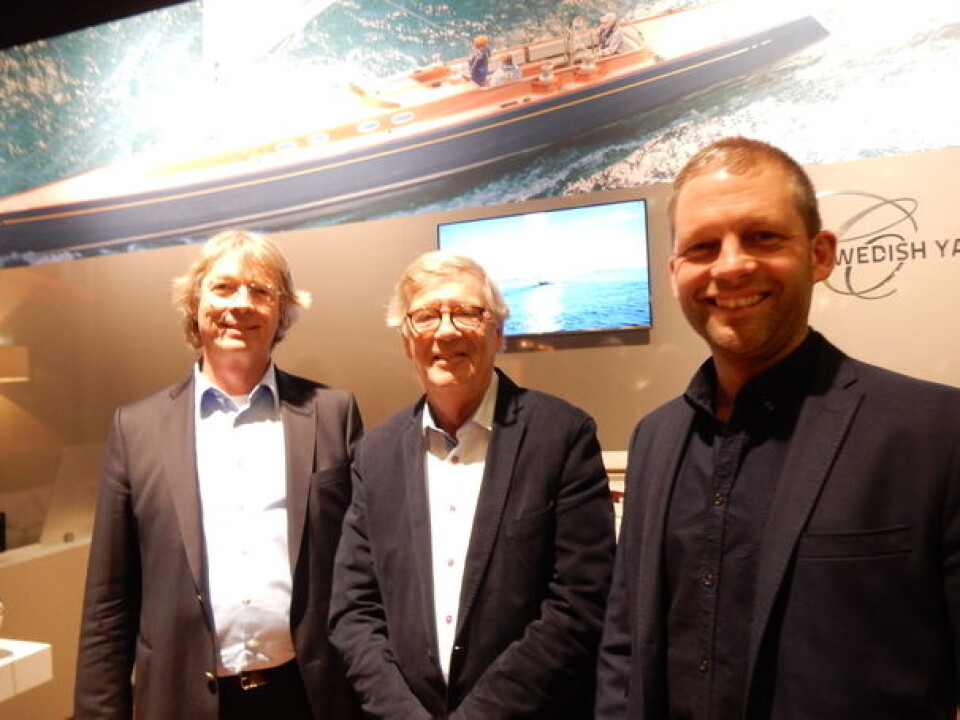 SWEDE68: Classic Swedish Yachts eier Michael Wolff, konstruktør Håkan Södergren og båtbygger Daniel Gustafsson foran tegning av Swede 68 som settes i produksjon