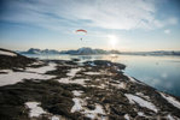 LUFTIG: Hornsund på sitt beste. Andreas i fri flukt med «Barba» i sitt rette element til høyre i bildet. LUFTIG: Hornsund på sitt beste. Andreas i fri flukt med «Barba» i sitt rette element til høyre i bildet.