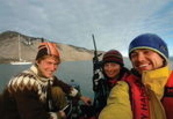 ISBJØRN I SIKTE: Audun Hetland (t.v) Åshild Thomasen og Tor Henrik Larsen er på vei inn mot stranda. På Svalbard er det flere isbjørner enn mennesker og våpen til selvforsvar er en selvfølge. Et par ... ISBJØRN I SIKTE: Audun Hetland (t.v) Åshild Thomasen og Tor Henrik Larsen er på vei inn mot stranda. På Svalbard er det flere isbjørner enn mennesker og våpen til selvforsvar er en selvfølge. Et par ...