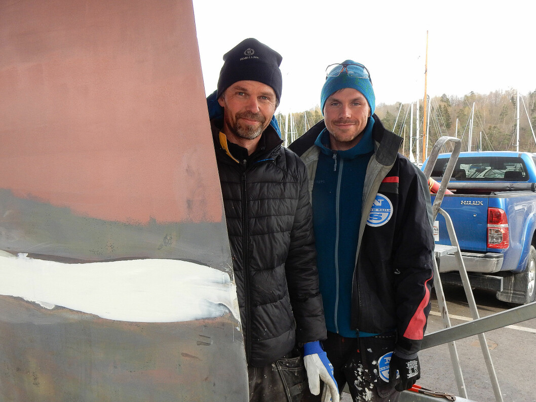 SJØKLAR: Ole Aabel og Henrik Terjesen gjør siste finpuss før båten settes på vannet uten den vekten de ønsket i kjølen.