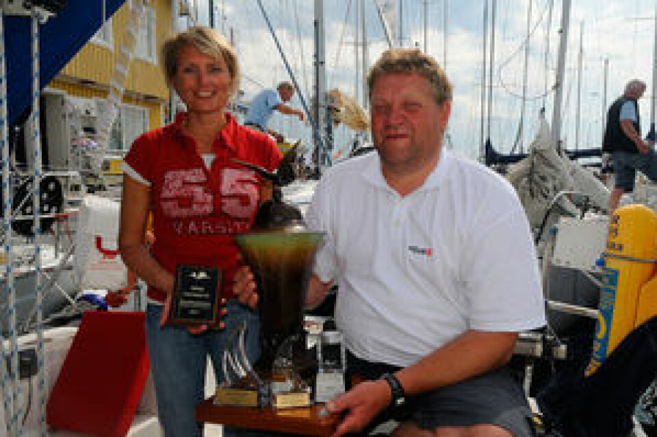 POKALER: Anne og Arild Heldal er vant til å samle inn priser under Bohusracet i Sverige.