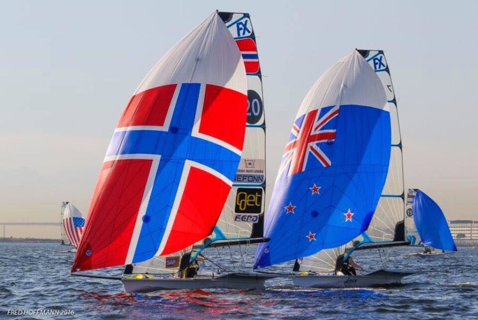 Og så kom skiffjentenene igang