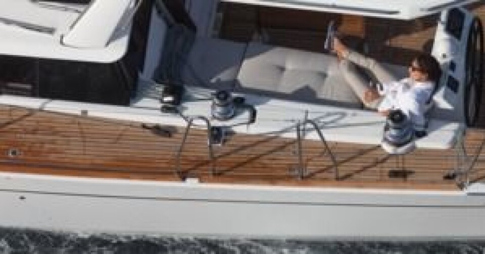 BESKYTTELSE: Fast bimini skygger for solen når den er for sterk. Sense 57 har en komfortabel cockpit. Mye stueplass gir også muligheter for å legge vekk alle putene. BESKYTTELSE: Fast bimini skygger for solen når den er for sterk. Sense 57 har en komfortabel cockpit. Mye stueplass gir også muligheter for å legge vekk alle putene.