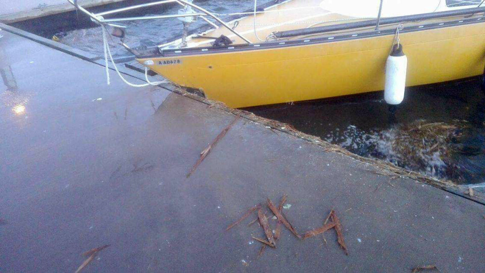 SKADET: Murena 30 fikk hull i skroget etter at gamle trosser røk i stormen i Vestfold torsdag.