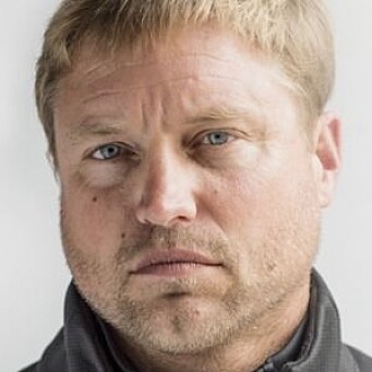 Skade: Alex Thomson er ikke bare seiler. han må også kunne mekke for å reparere skader underveis. Skade: Alex Thomson er ikke bare seiler. han må også kunne mekke for å reparere skader underveis.