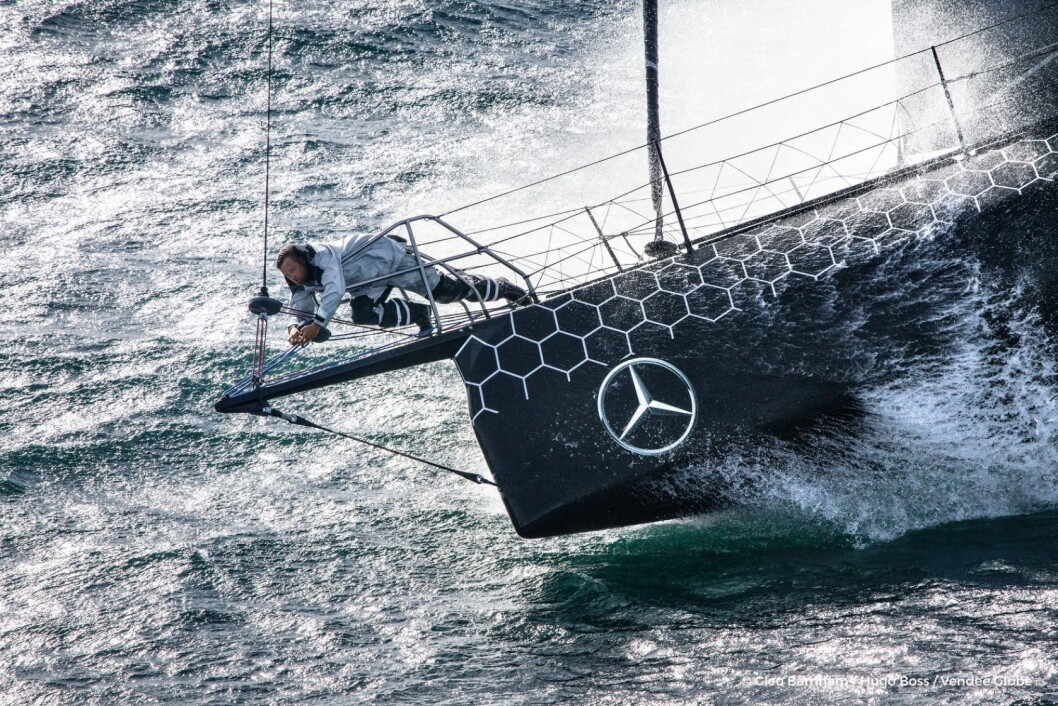 PROBLEMER: Thomson har truffet ett eller annet i vannet og fått skade på styrbord foil. PROBLEMER: Thomson har truffet ett eller annet i vannet og fått skade på styrbord foil.