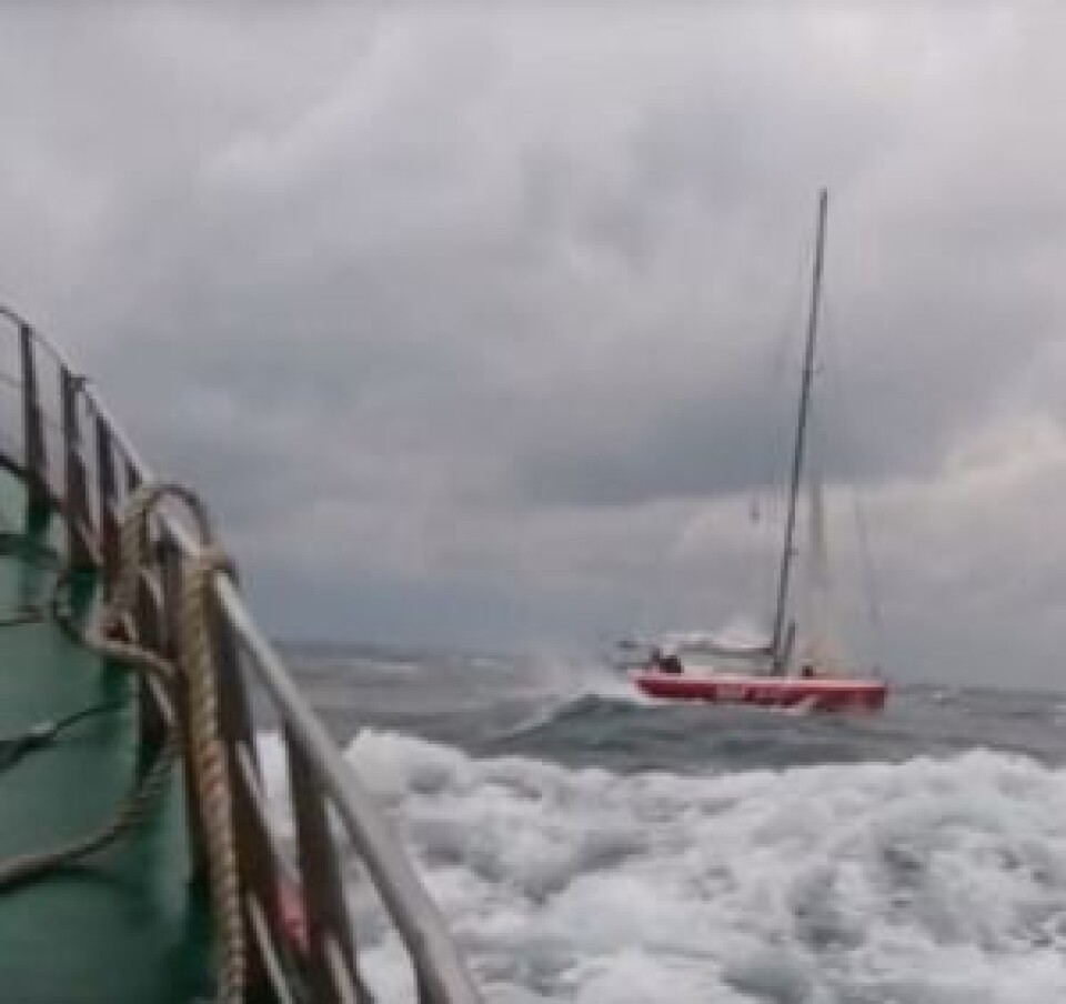 REDDET: Med skadet rigg og tau i propellen var skipperen ute av stand til å manøvrere sin båt. REDDET: Med skadet rigg og tau i propellen var skipperen ute av stand til å manøvrere sin båt.