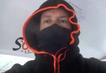 KALDT: Thomas Coville må bruke sine varmeste klær fra sponsoren Helly Hansen for å holde varmen. Både vann og luft er under fem grader. KALDT: Thomas Coville må bruke sine varmeste klær fra sponsoren Helly Hansen for å holde varmen. Både vann og luft er under fem grader.